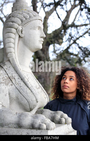 Regno unito Londra chiswick un giovane razza mista teenage giovane a piedi nei motivi di Chiswick House Foto Stock