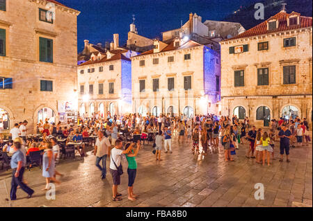 I turisti a piedi lungo Stradun, Placa o promenade che è la strada principale della città vecchia di Dubrovnik,Dalmazia, Croazia, Europa. Foto Stock