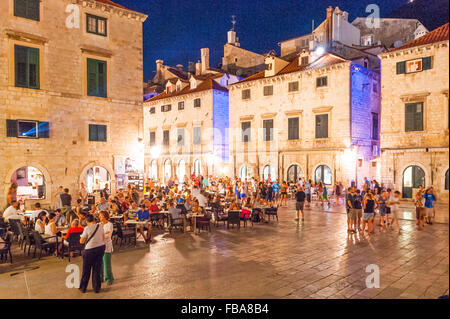 I turisti a piedi lungo Stradun, Placa o promenade che è la strada principale della città vecchia di Dubrovnik,Dalmazia, Croazia, Europa. Foto Stock