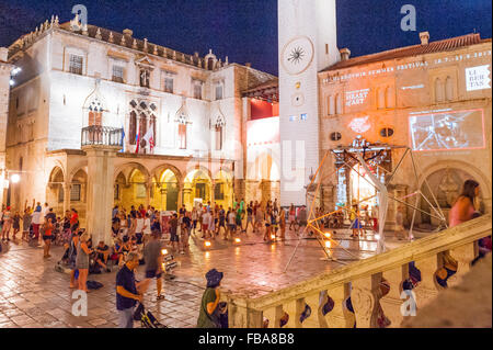 I turisti a piedi lungo Stradun, Placa o promenade che è la strada principale della città vecchia di Dubrovnik,Dalmazia, Croazia, Europa. Foto Stock