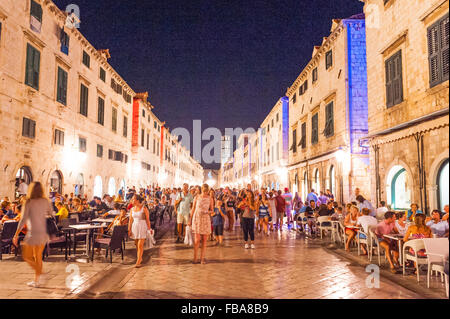 I turisti a piedi lungo Stradun, Placa o promenade che è la strada principale della città vecchia di Dubrovnik,Dalmazia, Croazia, Europa. Foto Stock