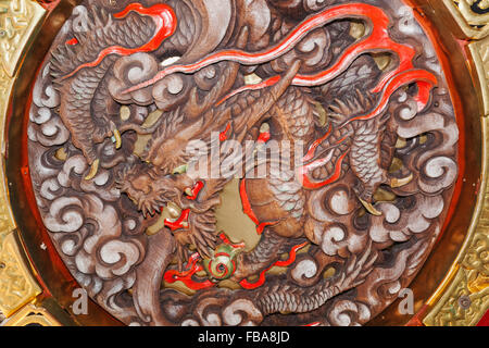 Honshu, Tokyo, Asakusa, il Tempio di Sensoji aka il Tempio Asakusa Kannon, Kaminarimon Gate, Dragon decorazione sulla base della lanterna gigante Foto Stock