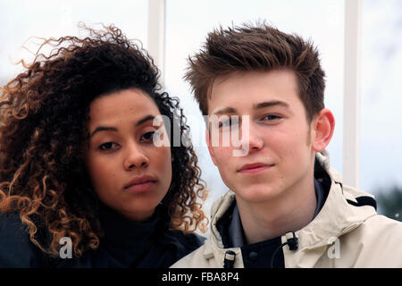 Regno unito Londra chiswick un giovane razza mista teenage giovane a piedi nei motivi di Chiswick House Foto Stock