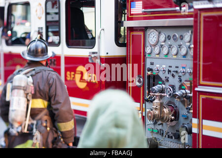 San Francisco vigile del fuoco di rispondere ad un'emergenza Foto Stock