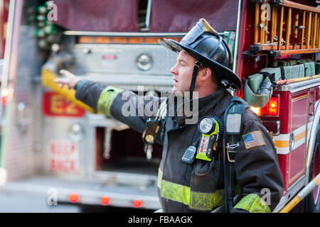 San Francisco vigile del fuoco di rispondere ad un'emergenza Foto Stock