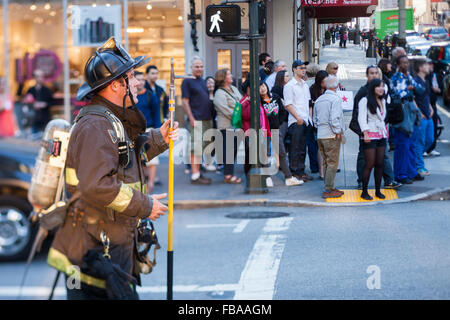 San Francisco vigile del fuoco di rispondere ad un'emergenza Foto Stock