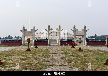 Cancelli di pietra con il Tumulo Circolare altare in background nel Tempio del Cielo (Tiantan Park) a Pechino, Cina Foto Stock