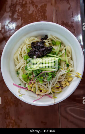 Ciotola di tagliatelle con fagioli di soia in pasta di Pechino, Cina Foto Stock