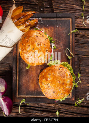 Fatta in Casa hamburger con lattuga e formaggio Foto Stock