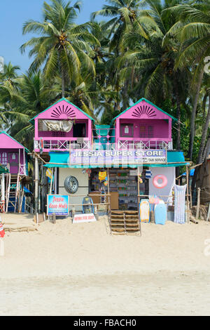 Pittoresca spiaggia di capanne e il negozio sulla spiaggia di Palolem, a sud di Goa, India Foto Stock