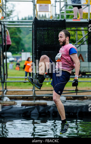 Azione nella dura sfida Mudder al castello di Drumlanrig, Dumfries and Galloway, Scozia Foto Stock