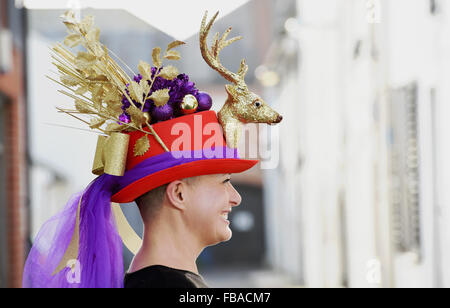 Sara il taglio da Brighton indossa uno dei suoi eccentrici stravaganti  cappelli di Natale Foto stock - Alamy