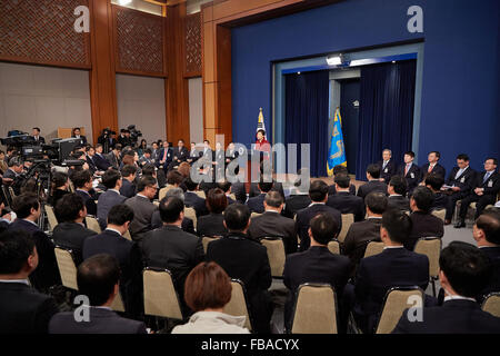 Seoul, Corea del Sud. Xiii gen, 2016. Il Presidente sud coreano Park Geun-hye indietro (C) gli indirizzi per la nazione alla Presidential Blue House in Seoul, Corea del Sud, Gennaio 13, 2016. Il Presidente sud coreano Park Geun-hye mercoledì ha esortato a diverse risposte dalla Società internazionale per la Repubblica democratica popolare di Corea (RPDC)'s quarta prova nucleare. © Seigadai Palace/Xinhua/Alamy Live News Foto Stock