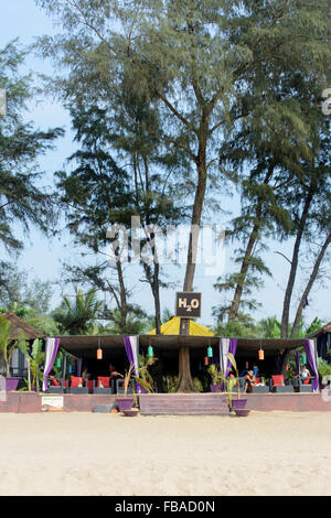 Sistemazione di cabine sulla spiaggia, a H2O Beach Hotel, Agonda beach, Canacona, a sud di Goa, India Foto Stock