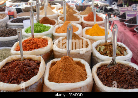 Spezie Indiane sulla vendita a Mapusa la vivace mercato del venerdì, Mapusa, Nord Goa, India Foto Stock