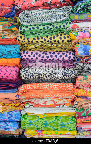 Colorati tessuti indiani sul display a Mapusa la vivace mercato del venerdì, Mapusa, Nord Goa, India Foto Stock