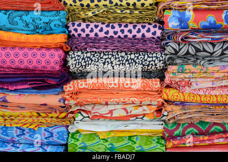 Colorati tessuti indiani sul display a Mapusa la vivace mercato del venerdì, Mapusa, Nord Goa, India Foto Stock