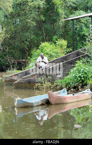 Un pescatore locale sul Fiume Mandovi, vicino alla vecchia Goa (Velha Goa), Nord Goa, India Foto Stock