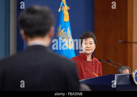 Seoul, Corea del Sud. Xiii gen, 2016. Il Presidente sud coreano Park Geun-hye (R) gli indirizzi per la nazione alla Presidential Blue House in Seoul, Corea del Sud, Gennaio 13, 2016. Il Presidente sud coreano Park Geun-hye mercoledì ha esortato a diverse risposte dalla Società internazionale per la Repubblica democratica popolare di Corea (RPDC)'s quarta prova nucleare. © Seigadai Palace/Xinhua/Alamy Live News Foto Stock