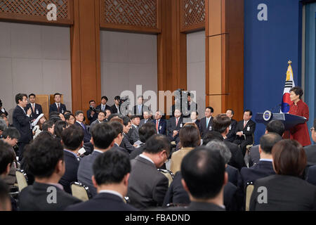 Seoul, Corea del Sud. Xiii gen, 2016. Il Presidente sud coreano Park Geun-hye indietro (R) gli indirizzi per la nazione alla Presidential Blue House in Seoul, Corea del Sud, Gennaio 13, 2016. Il Presidente sud coreano Park Geun-hye mercoledì ha esortato a diverse risposte dalla Società internazionale per la Repubblica democratica popolare di Corea (RPDC)'s quarta prova nucleare. © Seigadai Palace/Xinhua/Alamy Live News Foto Stock