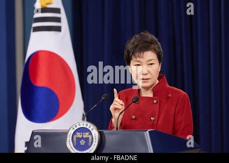 Seoul, Corea del Sud. Xiii gen, 2016. Il Presidente sud coreano Park Geun-hye gli indirizzi per la nazione alla Presidential Blue House in Seoul, Corea del Sud, Gennaio 13, 2016. Il Presidente sud coreano Park Geun-hye mercoledì ha esortato a diverse risposte dalla Società internazionale per la Repubblica democratica popolare di Corea (RPDC)'s quarta prova nucleare. © Seigadai Palace/Xinhua/Alamy Live News Foto Stock