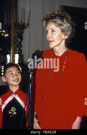 Washington, DC, Stati Uniti d'America, 12 gennaio 1984, la First Lady Nancy Reagan in Oriente stanza della casa bianca durante la visita di Stato del Premier cinese Zhao Ziyang. Credito: Mark Reinstein Foto Stock