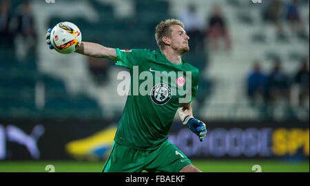 Dubai, EAU. Xii gen, 2016. Francoforte è il portiere Lukas Hradecky in azione durante il soccer test match di Bundesliga club di calcio Borussia Dortmund vs Eintracht Frankfurt Al Maktoum Bin Rashid Al Maktoum Stadion di Dubai, UEA, 12 gennaio 2016. © dpa picture alliance/Alamy Live News Foto Stock