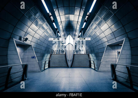 Nell'abisso, stazione metropolitana di Southwark, Londra Foto Stock