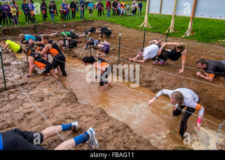 Azione nella dura sfida Mudder al castello di Drumlanrig, Dumfries and Galloway, Scozia Foto Stock