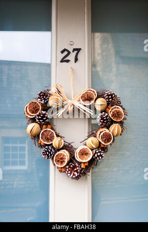 Ghirlanda di Natale sulla porta anteriore appeso Foto Stock