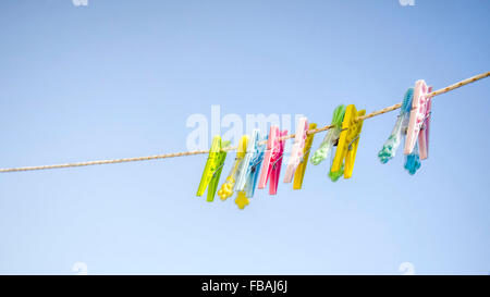 Abbigliamento colorato pioli su una fune Foto Stock