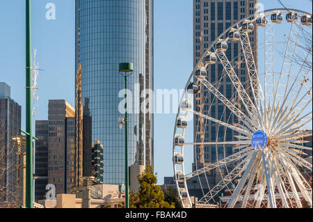 Atlanta, Georgia downtown scena della vista del cielo ruota panoramica di fronte al Centennial Olympic Park. Stati Uniti d'America. Foto Stock