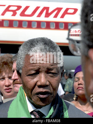 Washington, DC, Stati Uniti d'America, 24 giugno 1990 Nelson Mandela lungo con sua moglie Winnie arriva a Washington DC e dall'Aeroporto Nazionale. Egli è accolto da Randall Robinson il fondatore di Transafrica e Effie Barry la moglie di Washington DC il sindaco Marion Barry e membro del Congresso Walter Fountry (D-DC) Credito: Mark Reinstein Foto Stock