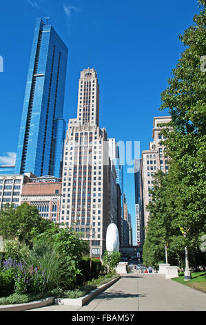 Stati Uniti d'America, Usa: sullo skyline di Chicago con i suoi grattacieli si vede dal Millennium Park, il famoso parco pubblico nel Loop area comunitaria Foto Stock