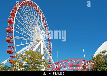 Chicago, il Navy Pier: vista del Chicago ruota panoramica Ferris, dalla ruota originale del mondo Columbian Exposition di 1893 al 2016's Centennial ruota Foto Stock