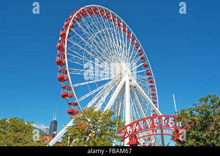 Chicago, il Navy Pier: vista del Chicago ruota panoramica Ferris, dalla ruota originale del mondo Columbian Exposition di 1893 al 2016's Centennial ruota Foto Stock