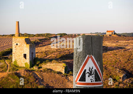 Un abbandonata miniera di stagno in Porthtowan sulla North Cornish Coast, UK. Foto Stock