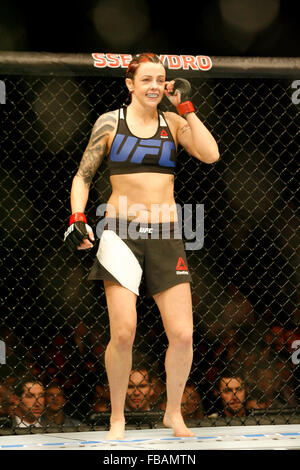 Joanne Calderwood sconfigge Courtney Casey durante UFC Fight Night 72: Bisping vs Leites al SSE idro sabato il 18 di luglio Foto Stock