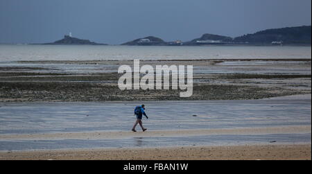 Swansea, Regno Unito. Il 13 gennaio, 2016. Regno Unito Meteo: un uomo cammina su Swansea Beach affacciato Mumbles, South Wales, Regno Unito. Re: vento, pioggia e temperature basse è stata che riguardano parti del Regno Unito. Credito: D Legakis/Alamy Live News Foto Stock