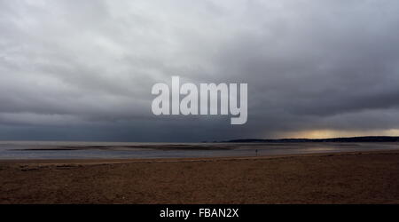 Swansea, Regno Unito. Il 13 gennaio, 2016. Regno Unito Meteo: Swansea Beach affacciato Mumbles, South Wales, Regno Unito. Re: vento, pioggia e temperature basse è stata che riguardano parti del Regno Unito. Credito: D Legakis/Alamy Live News Foto Stock