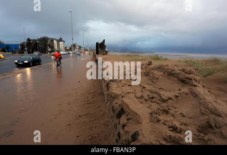 Swansea, Regno Unito. Il 13 gennaio, 2016. Regno Unito Meteo: un ciclista pedala lungo il percorso lungo Swansea Beach, South Wales, Regno Unito. Re: vento, pioggia e temperature basse è stata che riguardano parti del Regno Unito. Credito: D Legakis/Alamy Live News Foto Stock