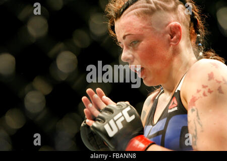 Joanne Calderwood sconfigge Courtney Casey durante UFC Fight Night 72: Bisping vs Leites al SSE idro sabato il 18 di luglio Foto Stock