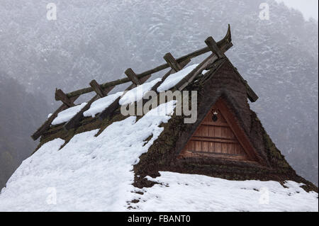 La sterpaglia-casa dal tetto coperto di neve, Nantan, prefettura di Kyoto, Giappone Foto Stock