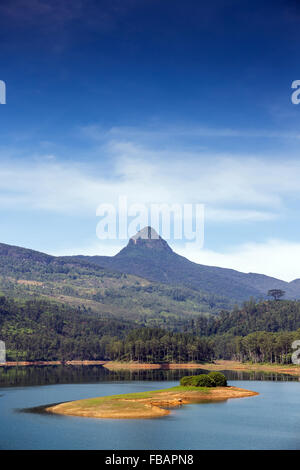 Vista spettacolare Maussakelle serbatoio (Maskeliya lago) su Adam's Peak (Sri Pada) in Sri Lanka, in Asia Foto Stock