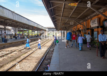 Hatton stazione ferroviaria sul percorso da Kandy a Ella, negli altopiani dello Sri Lanka Foto Stock