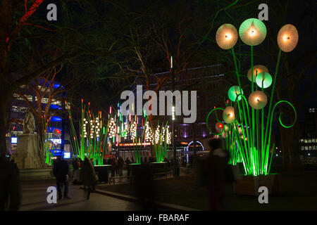 Londra, Regno Unito. Il 13 gennaio 2016. Leicester Square è trasformato in un giardino di luce da parte di artisti francesi di inclinazione in un'anteprima per la Lumiere Festival che inizia domani, 14 gennaio, e corre fino al 17 gennaio. Credito: Nick Savage/Alamy Live News Foto Stock