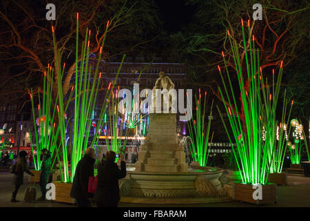 Londra, Regno Unito. Il 13 gennaio 2016. Leicester Square è trasformato in un giardino di luce da parte di artisti francesi di inclinazione in un'anteprima per la Lumiere Festival che inizia domani, 14 gennaio, e corre fino al 17 gennaio. Credito: Nick Savage/Alamy Live News Foto Stock