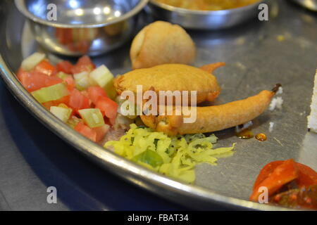 Pasto indiano chiamato Thali con cibi diversi Foto Stock