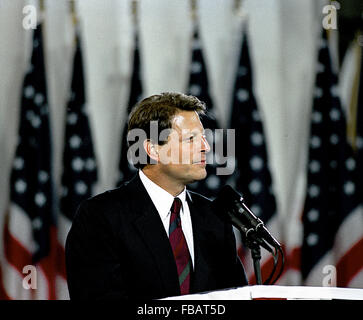 Little Rock, Arkansas, 3 novembre, 1992 Vice- President-Elect Albert Gore Jr affronta la folla presso la parte anteriore del vecchio edificio Statehouse in Downtown Little Rock all'inizio della vittoria partito. Credito: Mark Reinstein Foto Stock