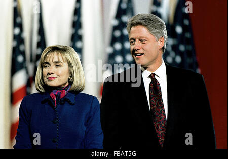 Little Rock, Arkansas, 3 novembre, 1992 futuro prima signora Hillary Rodham Clinton e President-Elect William Jefferson Clinton nella parte anteriore del vecchio edificio Statehouse in Downtown Little Rock all'inizio della vittoria partito. Credito: Mark Reinstein Foto Stock